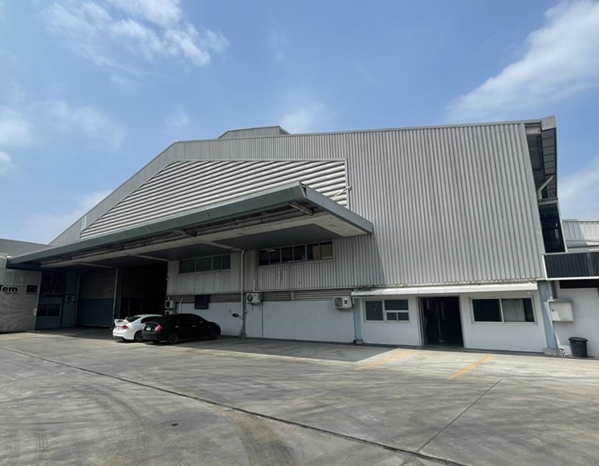 For RentWarehouseSamut Prakan,Samrong : For Rent Warehouse for rent with office, very good location, Soi Theparak, not deep into the alley, near the expressway, Kanchanaphisek Ring Road, near BTS Samrong, warehouse area 1870 square meters, suitable for storage, online business
