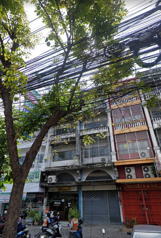 For SaleShop HouseOnnut, Udomsuk : For sale: 4.5-storey commercial building on Sukhumvit Road 77, entrance to Soi On Nut 44, area 27.1 sq m, price 8.9 million baht*