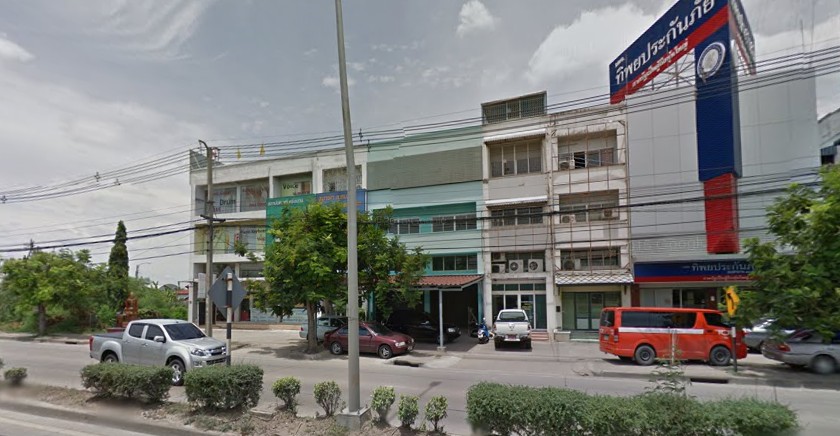 For SaleShop HouseChaengwatana, Muangthong : Commercial building for sale Opposite Robinson Srisamarn, corner room, 3 units, 3.75 floors, fully decorated with air conditioning throughout. Along with land, a separate parking lot for another 20 cars.