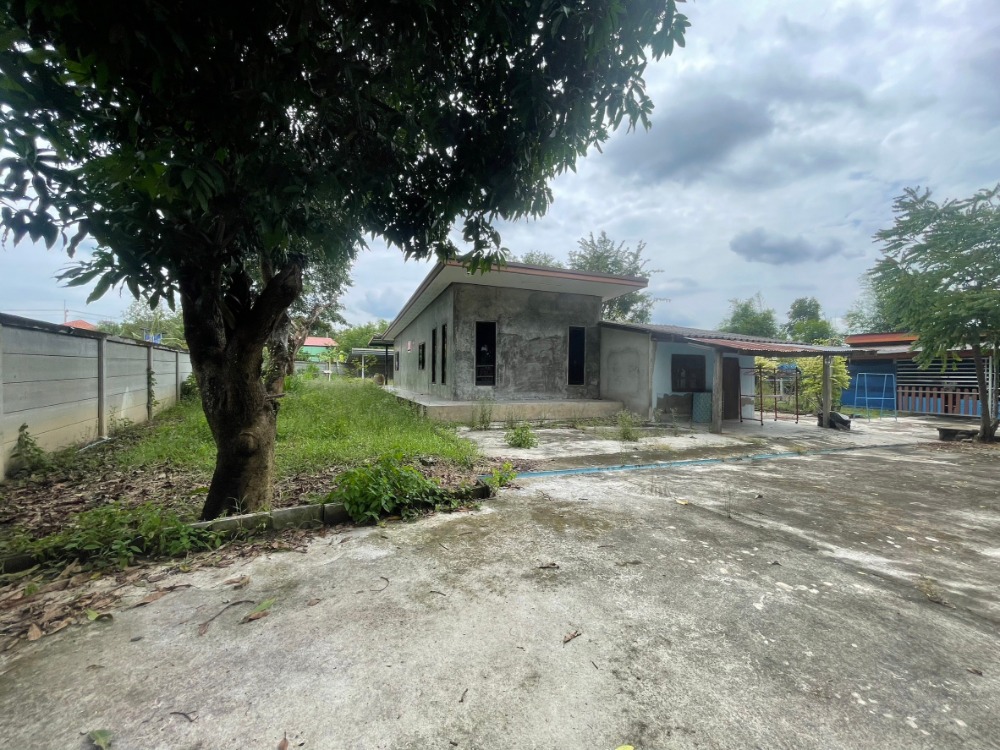For SaleHousePattaya, Bangsaen, Chonburi : Land for sale with a 1-storey house, curved in front of Phanatbodi Sri Uthai Camp, Koh Chan District, Chonburi / Selling below market appraisal price.