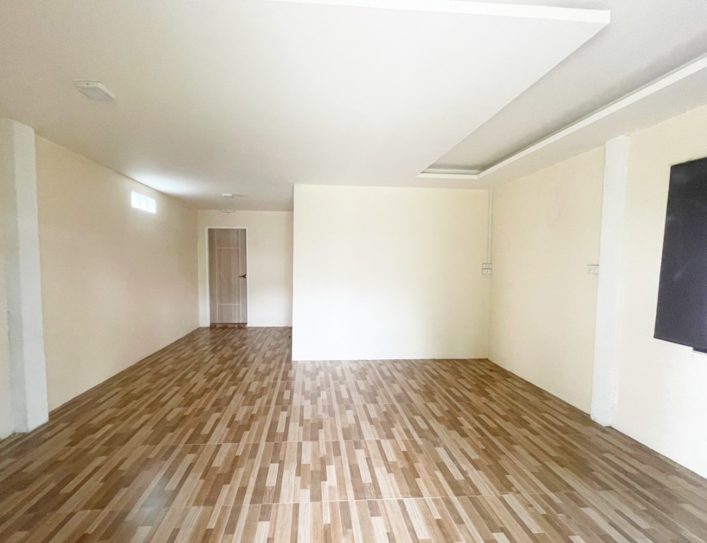 For SaleHousePattaya, Bangsaen, Chonburi : Land for sale with a 1-storey house, curved in front of Phanatbodi Sri Uthai Camp, Koh Chan District, Chonburi / Selling below market appraisal price.