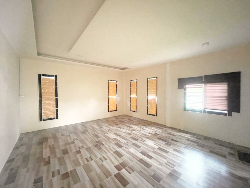 For SaleHousePattaya, Bangsaen, Chonburi : Land for sale with a 1-storey house, curved in front of Phanatbodi Sri Uthai Camp, Koh Chan District, Chonburi / Selling below market appraisal price.