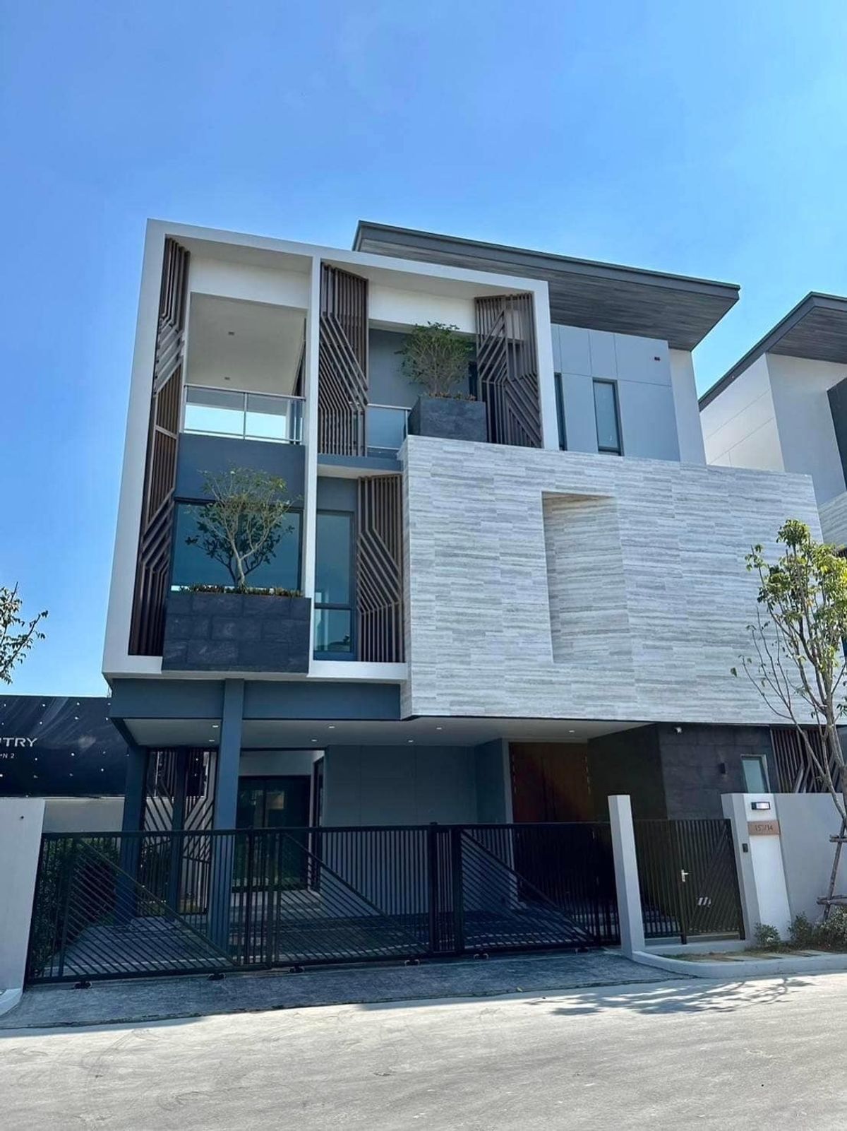 ให้เช่าบ้านพัฒนาการ ศรีนครินทร์ : 🔐#MT2404_164🔐⭐ให้เช่า วิลล่าหรูโครงการใหม่ ใจกลางเมือง พร้อมเฟอร์นิเจอร์ ครบ📌🗓️ ว่างพร้อมอยู่  . 22 มิ.ย. 68 🗓️ 𝐅𝐨𝐫 𝐑𝐞𝐧𝐭 ( 440 𝐬𝐪𝐦. 4𝐛𝐞𝐝, 5𝐛𝐚𝐭𝐡 )𝐓𝐡𝐞 𝐆𝐞𝐧𝐭𝐫𝐲 𝐏𝐡𝐚𝐭𝐭𝐡𝐚𝐧𝐚𝐤𝐚𝐧 𝟐
