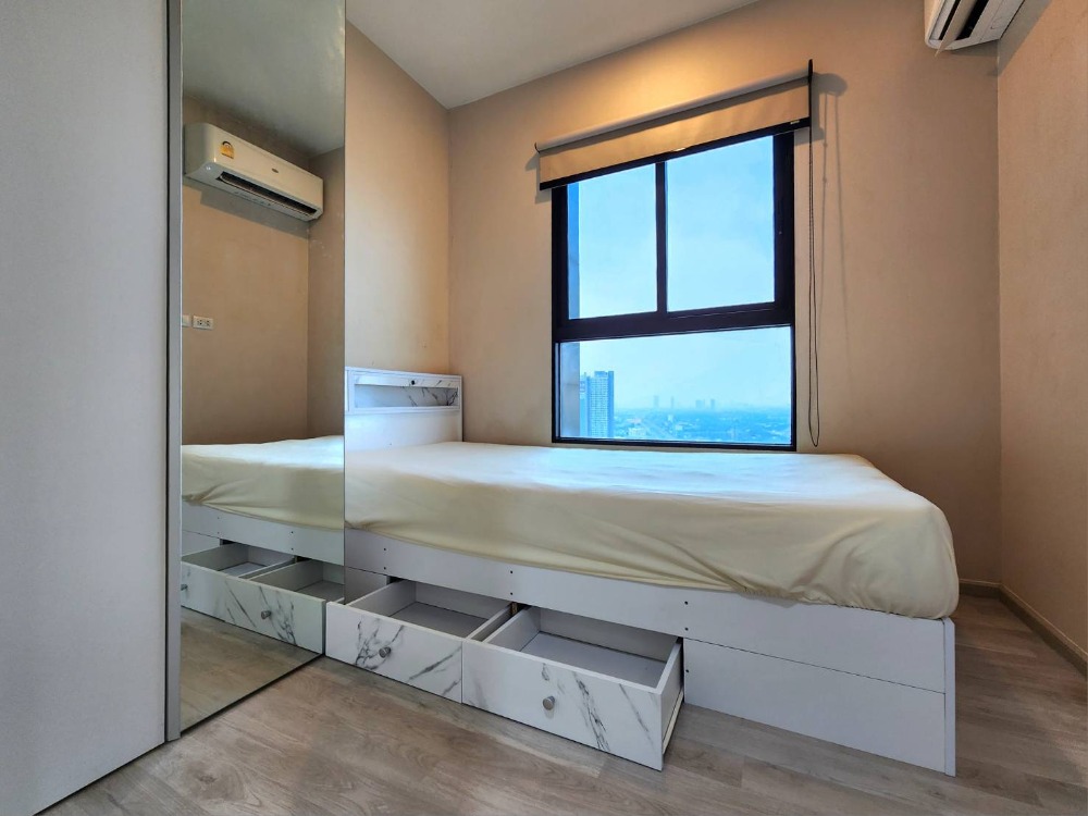 For RentCondoNonthaburi, Bang Yai, Bangbuathong : Status as shown in the cover photo**Room available, very beautifully decorated, beautiful view** For rent, Plum Condo Central Station Phase 2, new condition, if you want to stay, talk to us. *There is a washing machine JSN112.12