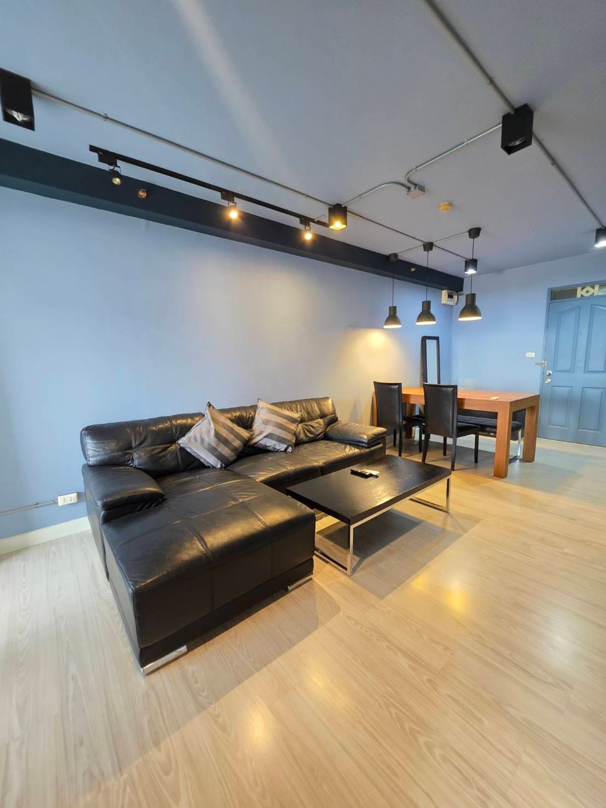 For RentCondoOnnut, Udomsuk : condo is on Sukhumvit Road, near BTS Udomsuk, only 250 meters near the fresh market