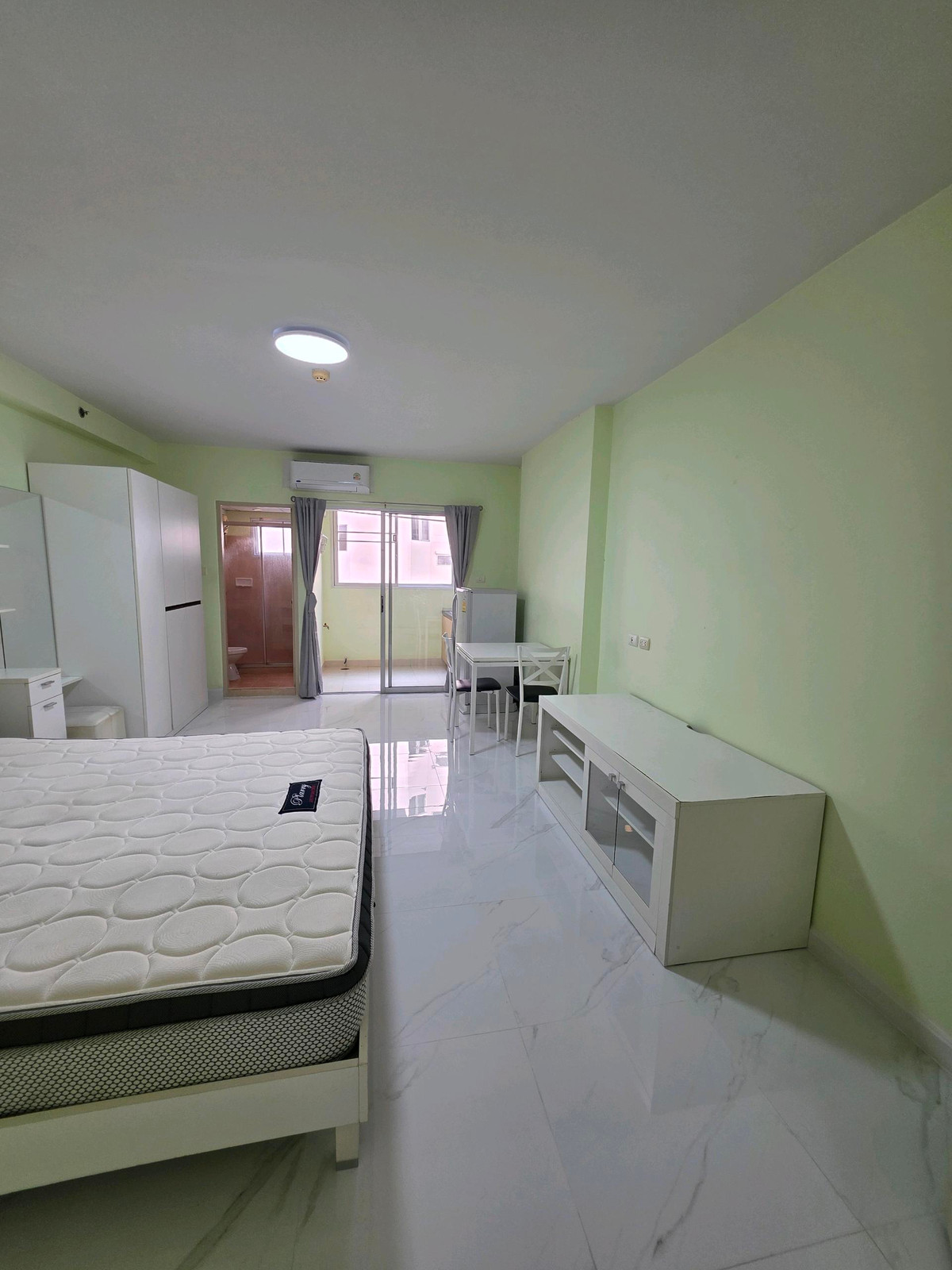 For RentCondoOnnut, Udomsuk : condo is on Sukhumvit Road, near BTS Udomsuk, only 250 meters near the fresh market