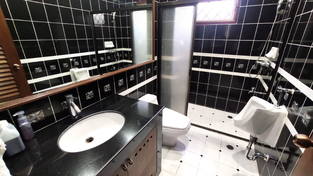 ขายบ้านพุทธมณฑล ศาลายา : ขาย บ้านเดี่ยว 2 ชั้น 216 ตารางวา หมู่บ้าน กฤษดานคร 18 ติดถนนพุทธมณฑลสาย 3 แขวงศาลาธรรมสพน์ เขตทวีวัฒนา กรุงเทพมหานคร