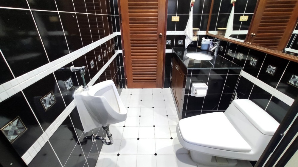 ขายบ้านพุทธมณฑล ศาลายา : ขาย บ้านเดี่ยว 2 ชั้น 216 ตารางวา หมู่บ้าน กฤษดานคร 18 ติดถนนพุทธมณฑลสาย 3 แขวงศาลาธรรมสพน์ เขตทวีวัฒนา กรุงเทพมหานคร