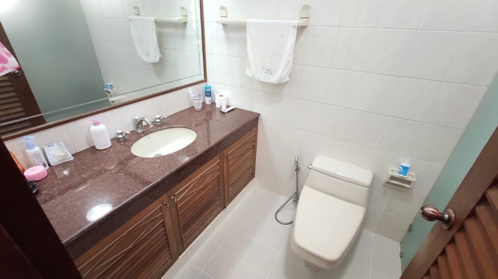 ขายบ้านพุทธมณฑล ศาลายา : ขาย บ้านเดี่ยว 2 ชั้น 216 ตารางวา หมู่บ้าน กฤษดานคร 18 ติดถนนพุทธมณฑลสาย 3 แขวงศาลาธรรมสพน์ เขตทวีวัฒนา กรุงเทพมหานคร