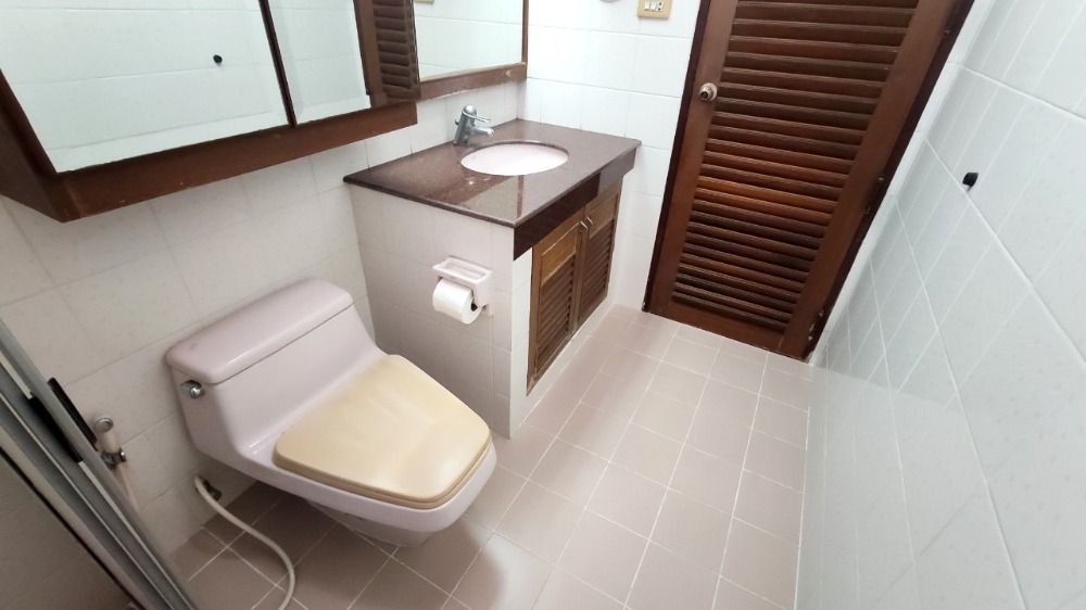 ขายบ้านพุทธมณฑล ศาลายา : ขาย บ้านเดี่ยว 2 ชั้น 216 ตารางวา หมู่บ้าน กฤษดานคร 18 ติดถนนพุทธมณฑลสาย 3 แขวงศาลาธรรมสพน์ เขตทวีวัฒนา กรุงเทพมหานคร