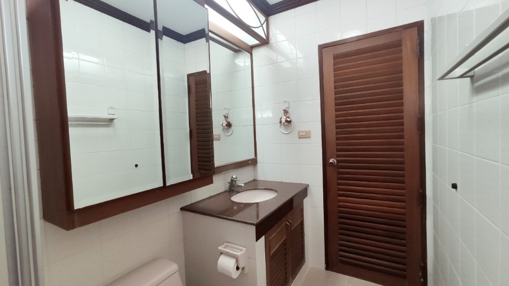 ขายบ้านพุทธมณฑล ศาลายา : ขาย บ้านเดี่ยว 2 ชั้น 216 ตารางวา หมู่บ้าน กฤษดานคร 18 ติดถนนพุทธมณฑลสาย 3 แขวงศาลาธรรมสพน์ เขตทวีวัฒนา กรุงเทพมหานคร