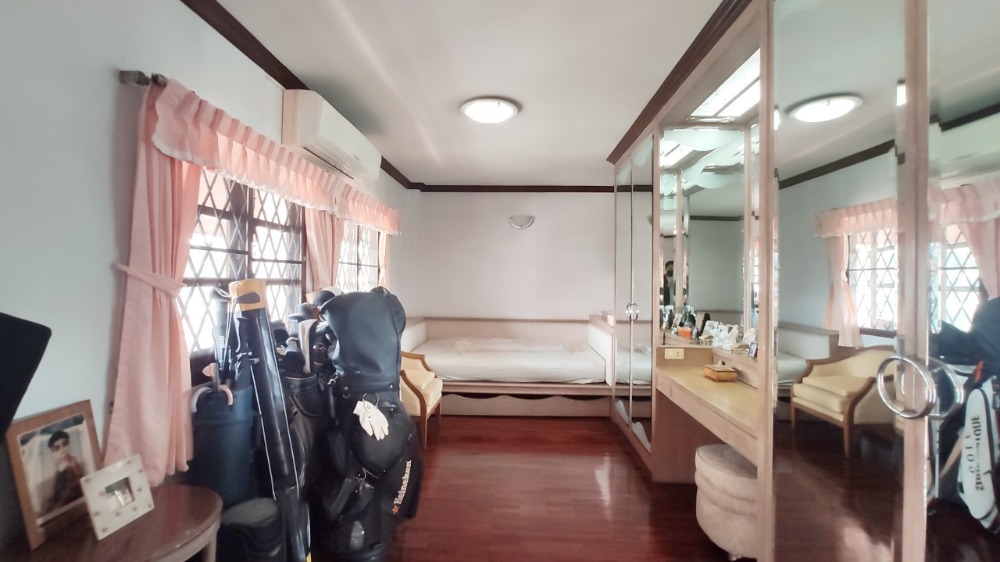 ขายบ้านพุทธมณฑล ศาลายา : ขาย บ้านเดี่ยว 2 ชั้น 216 ตารางวา หมู่บ้าน กฤษดานคร 18 ติดถนนพุทธมณฑลสาย 3 แขวงศาลาธรรมสพน์ เขตทวีวัฒนา กรุงเทพมหานคร