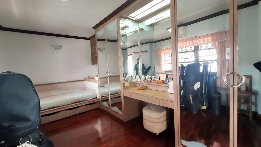 ขายบ้านพุทธมณฑล ศาลายา : ขาย บ้านเดี่ยว 2 ชั้น 216 ตารางวา หมู่บ้าน กฤษดานคร 18 ติดถนนพุทธมณฑลสาย 3 แขวงศาลาธรรมสพน์ เขตทวีวัฒนา กรุงเทพมหานคร