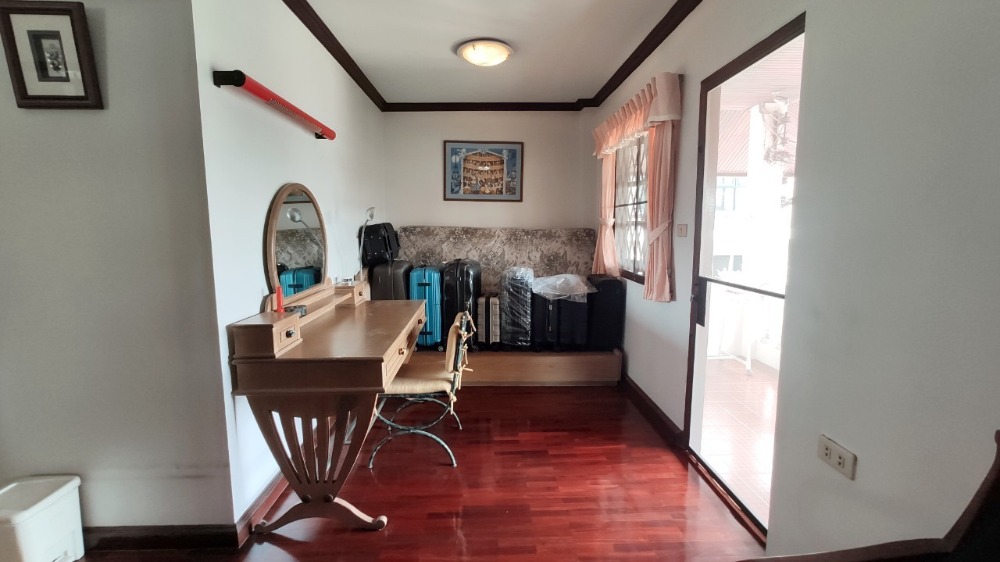 ขายบ้านพุทธมณฑล ศาลายา : ขาย บ้านเดี่ยว 2 ชั้น 216 ตารางวา หมู่บ้าน กฤษดานคร 18 ติดถนนพุทธมณฑลสาย 3 แขวงศาลาธรรมสพน์ เขตทวีวัฒนา กรุงเทพมหานคร