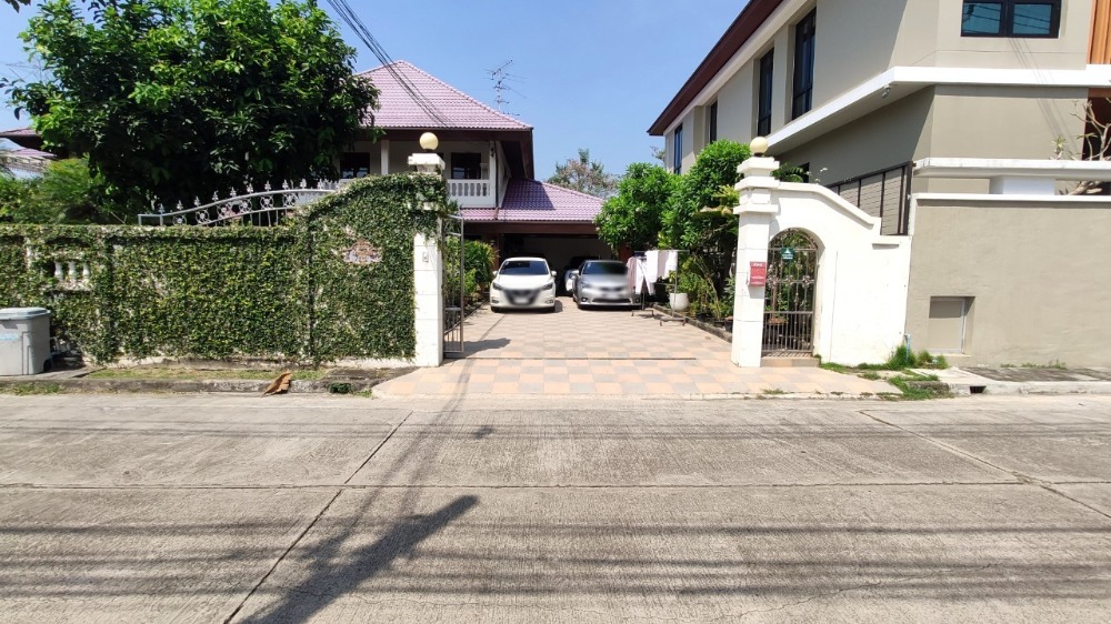 ขายบ้านพุทธมณฑล ศาลายา : ขาย บ้านเดี่ยว 2 ชั้น 216 ตารางวา หมู่บ้าน กฤษดานคร 18 ติดถนนพุทธมณฑลสาย 3 แขวงศาลาธรรมสพน์ เขตทวีวัฒนา กรุงเทพมหานคร