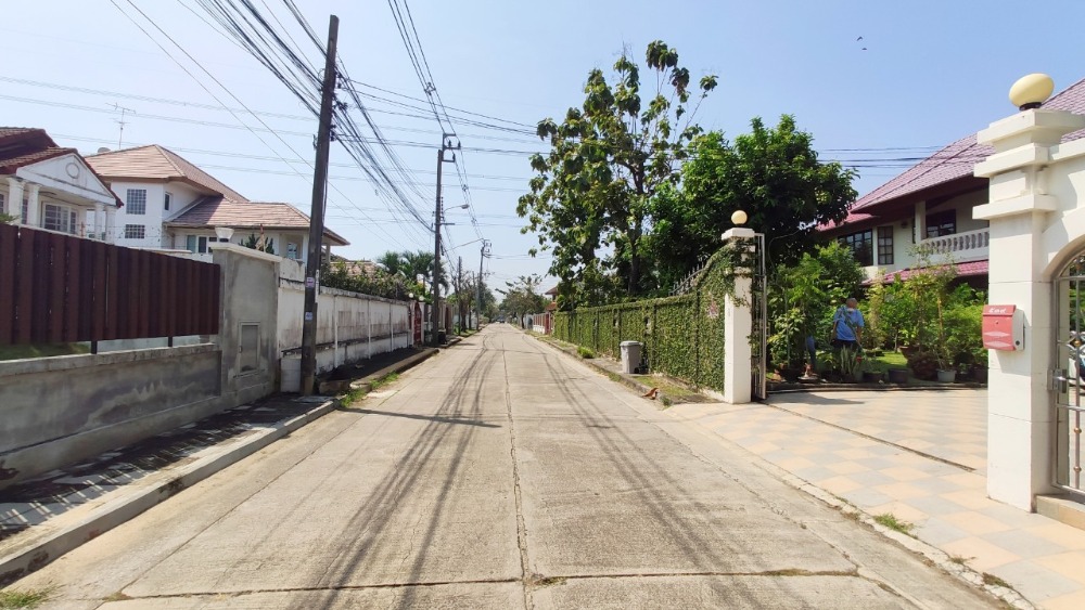 ขายบ้านพุทธมณฑล ศาลายา : ขาย บ้านเดี่ยว 2 ชั้น 216 ตารางวา หมู่บ้าน กฤษดานคร 18 ติดถนนพุทธมณฑลสาย 3 แขวงศาลาธรรมสพน์ เขตทวีวัฒนา กรุงเทพมหานคร