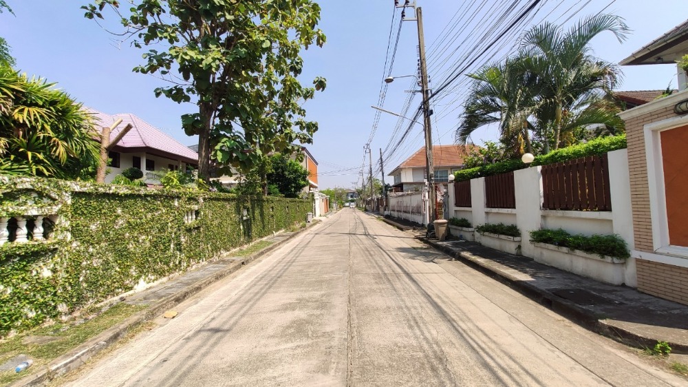 ขายบ้านพุทธมณฑล ศาลายา : ขาย บ้านเดี่ยว 2 ชั้น 216 ตารางวา หมู่บ้าน กฤษดานคร 18 ติดถนนพุทธมณฑลสาย 3 แขวงศาลาธรรมสพน์ เขตทวีวัฒนา กรุงเทพมหานคร