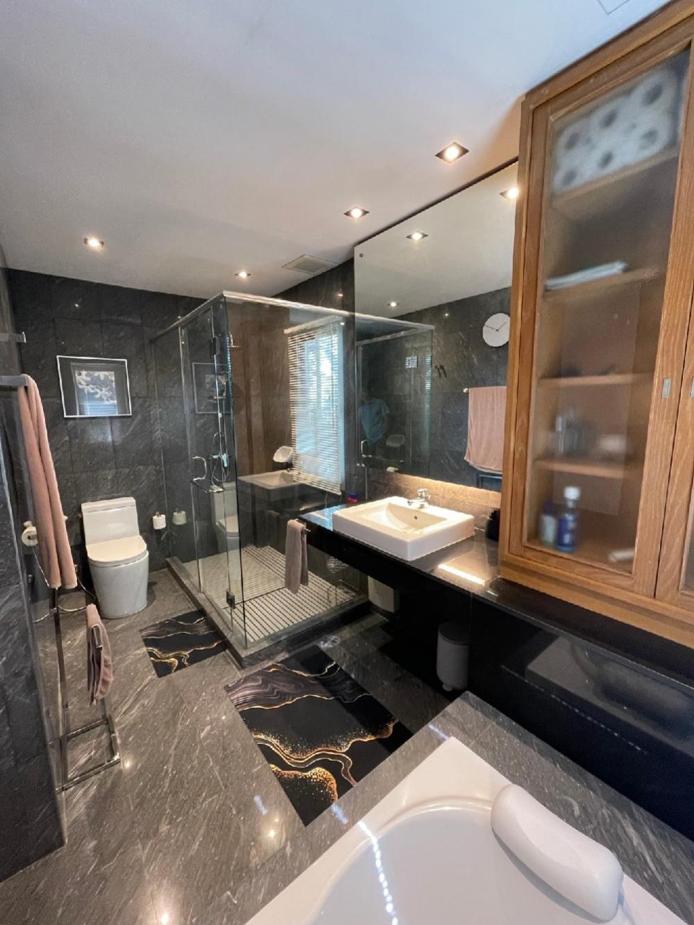 For RentHouseRamkhamhaeng, Hua Mak : 🍒For rent: Noble Thara Town in Town, parking for 4 cars, corner house, luxuriously decorated, Huai Khwang, Meng Jai, 4 bedrooms, size 77 sq m, 200 sq m, town in town, 3.2 km. to KIS.