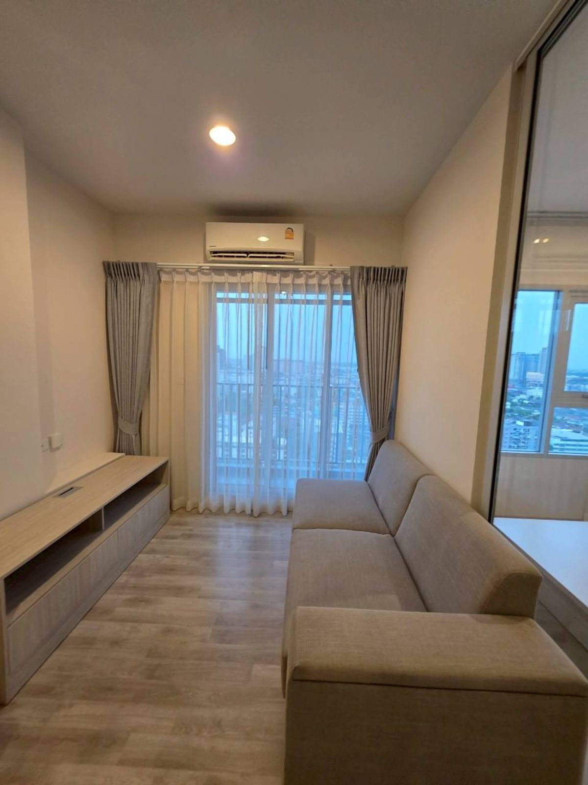 For RentCondoRamkhamhaeng, Hua Mak : For rent unfurnished., some furniture included , 0 meters from MRT Hua Mak Station, easily connected to the MRT Yellow Line