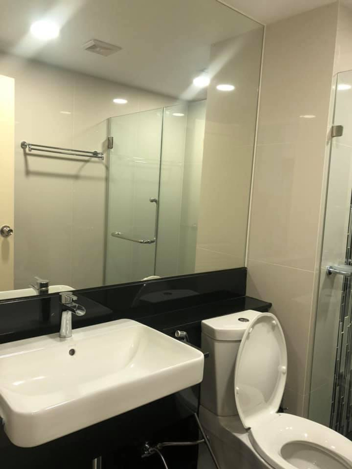 For RentCondoWongwianyai, Charoennakor : 1 bedroom for rent, fully furnished, with washing machine, 2 air conditioners, near BTS Krungthon Rent 1 Bedroom Fully Furnished !!