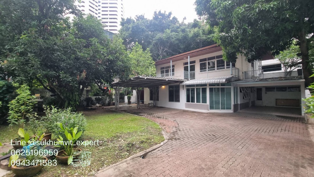 For RentHouseSukhumvit, Asoke, Thonglor : (Phrom Phong) 2-storey detached house for rent, Japanese restaurant, Thai restaurant, large spa | Parking for 8 cars |