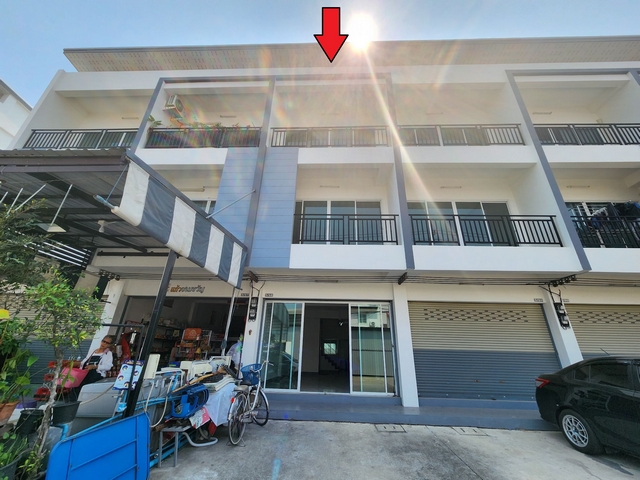 For SaleShop HouseMahachai Samut Sakhon : Selling a 3-storey commercial building, newly decorated, on Ekachai Road, near Wat Pho Chae Suitable for home office, wide road, convenient parking