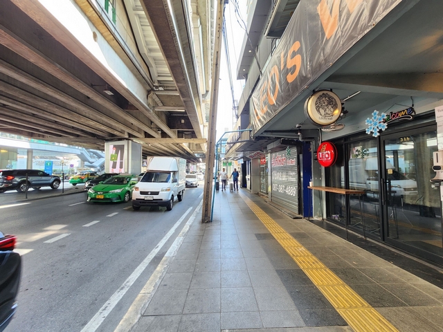 For SaleShop HouseSukhumvit, Asoke, Thonglor : 2-storey commercial building for sale, renovated, next to Sukhumvit Road and BTS / MRT Asoke, size 20 sq m, opposite Terminal 21