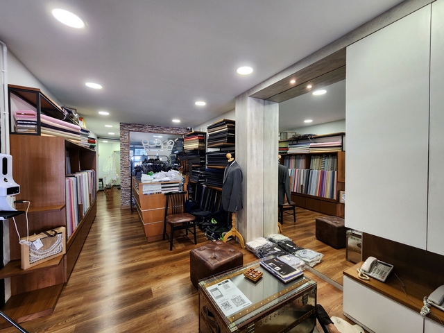 For SaleShop HouseSukhumvit, Asoke, Thonglor : 2-storey commercial building for sale, renovated, next to Sukhumvit Road and BTS / MRT Asoke, size 20 sq m, opposite Terminal 21