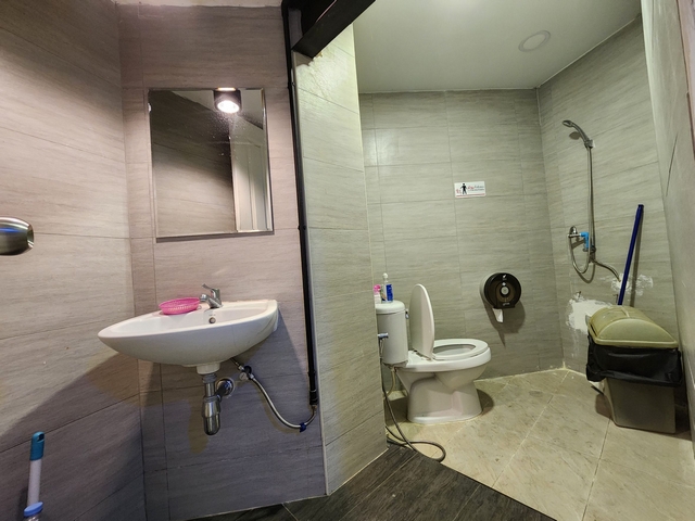 For SaleShop HouseSukhumvit, Asoke, Thonglor : 2-storey commercial building for sale, renovated, next to Sukhumvit Road and BTS / MRT Asoke, size 20 sq m, opposite Terminal 21