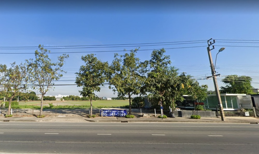 For SaleLandPinklao, Charansanitwong : Sell or rent land on Borommaratchachonnani Road The width of the road is 30 meters.
