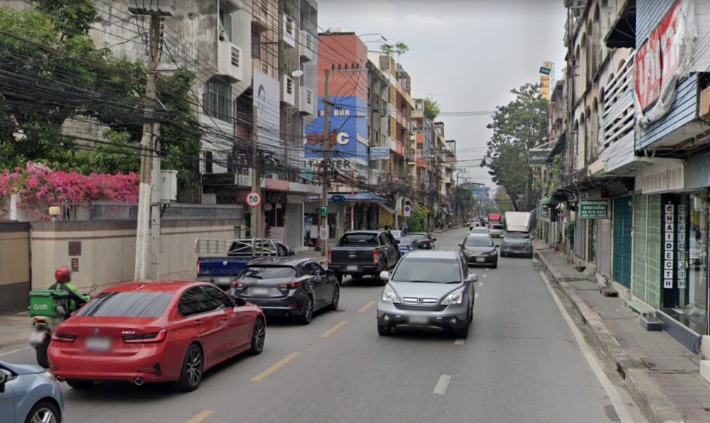 For SaleLandKasetsart, Ratchayothin : Land for sale on Phaholyothin Road. Near BTS Senanikom, can build an 8-storey building, area 2-0-0 rai