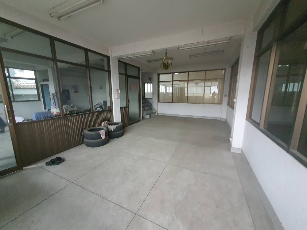 For RentWarehouseMin Buri, Romklao : Warehouse for rent, can hold a lot of weight 3 tons/sq.m. Raised floor, 2 meters high, no need to worry about flooding