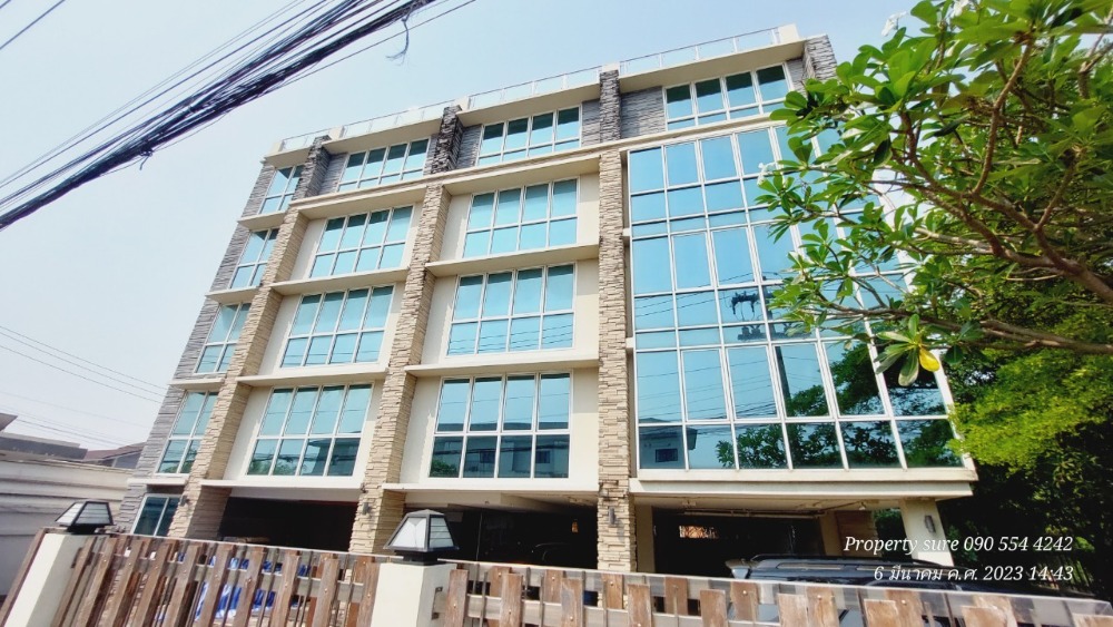 For RentOfficePattanakan, Srinakarin : Office building for rent, a large 5-storey building for rent (with a very wide rooftop) on an area of ​​​​2 rai, usable area of ​​2,000 square meters.