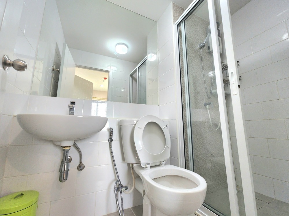 For RentCondoNonthaburi, Bang Yai, Bangbuathong : Reduced price, condition as shown in the picture. North direction**Vacant room. Beautiful and luxurious. Picture from the actual room** For rent, Plum Condo Central Station++with washing machine and bathroom glass partition++4 air conditioners