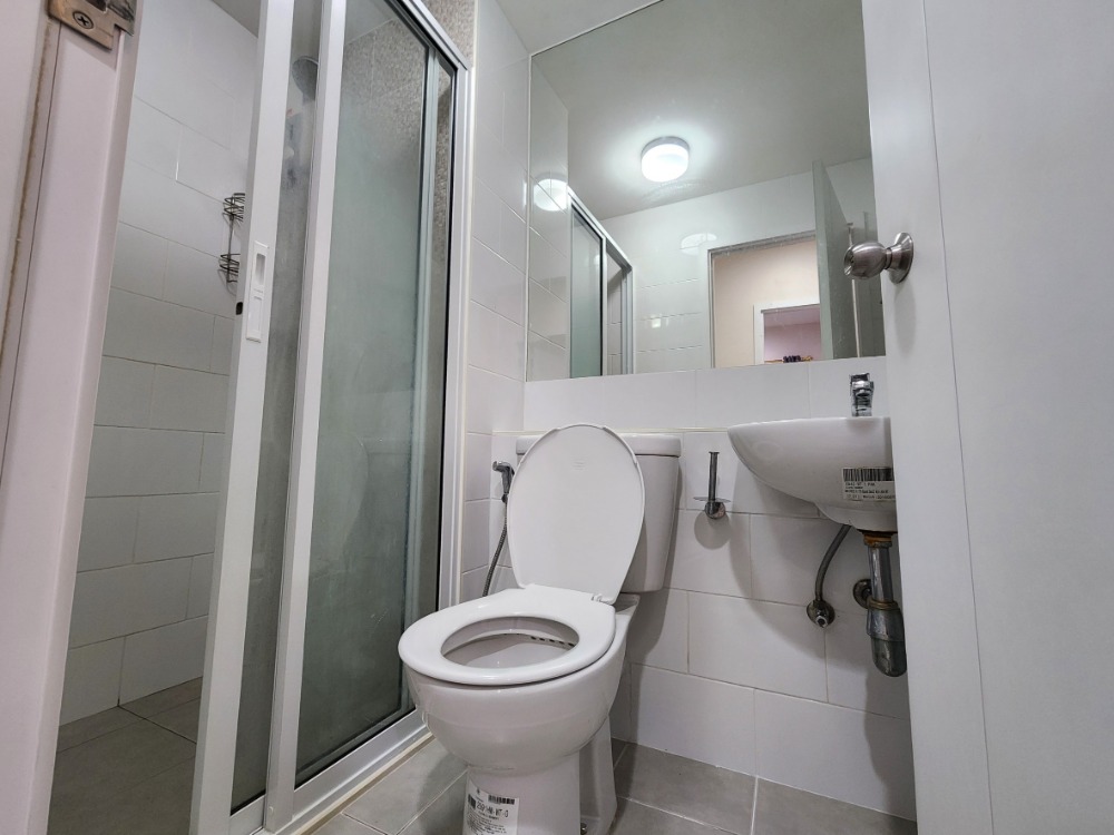 For RentCondoNonthaburi, Bang Yai, Bangbuathong : Reduced price, condition as shown in the picture. North direction**Vacant room. Beautiful and luxurious. Picture from the actual room** For rent, Plum Condo Central Station++with washing machine and bathroom glass partition++4 air conditioners