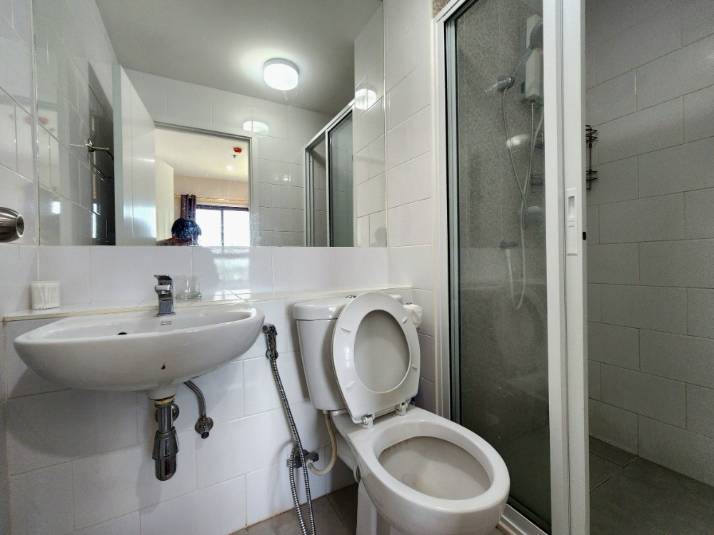 For RentCondoNonthaburi, Bang Yai, Bangbuathong : Reduced price, condition as shown in the picture. North direction**Vacant room. Beautiful and luxurious. Picture from the actual room** For rent, Plum Condo Central Station++with washing machine and bathroom glass partition++4 air conditioners