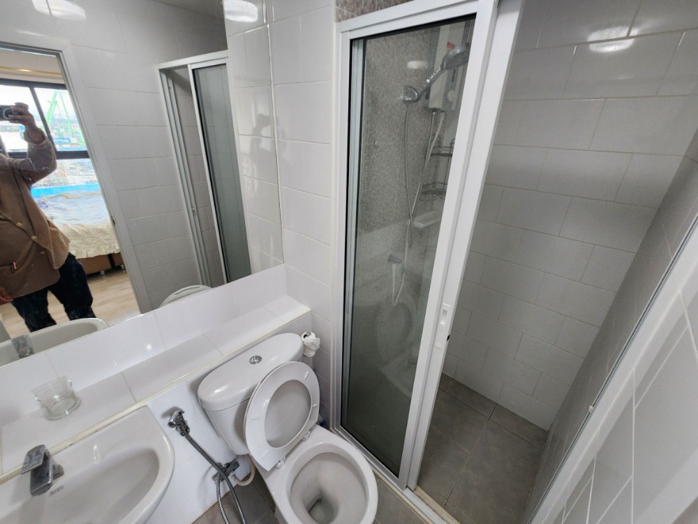 For RentCondoNonthaburi, Bang Yai, Bangbuathong : Reduced price, condition as shown in the picture. North direction**Vacant room. Beautiful and luxurious. Picture from the actual room** For rent, Plum Condo Central Station++with washing machine and bathroom glass partition++4 air conditioners