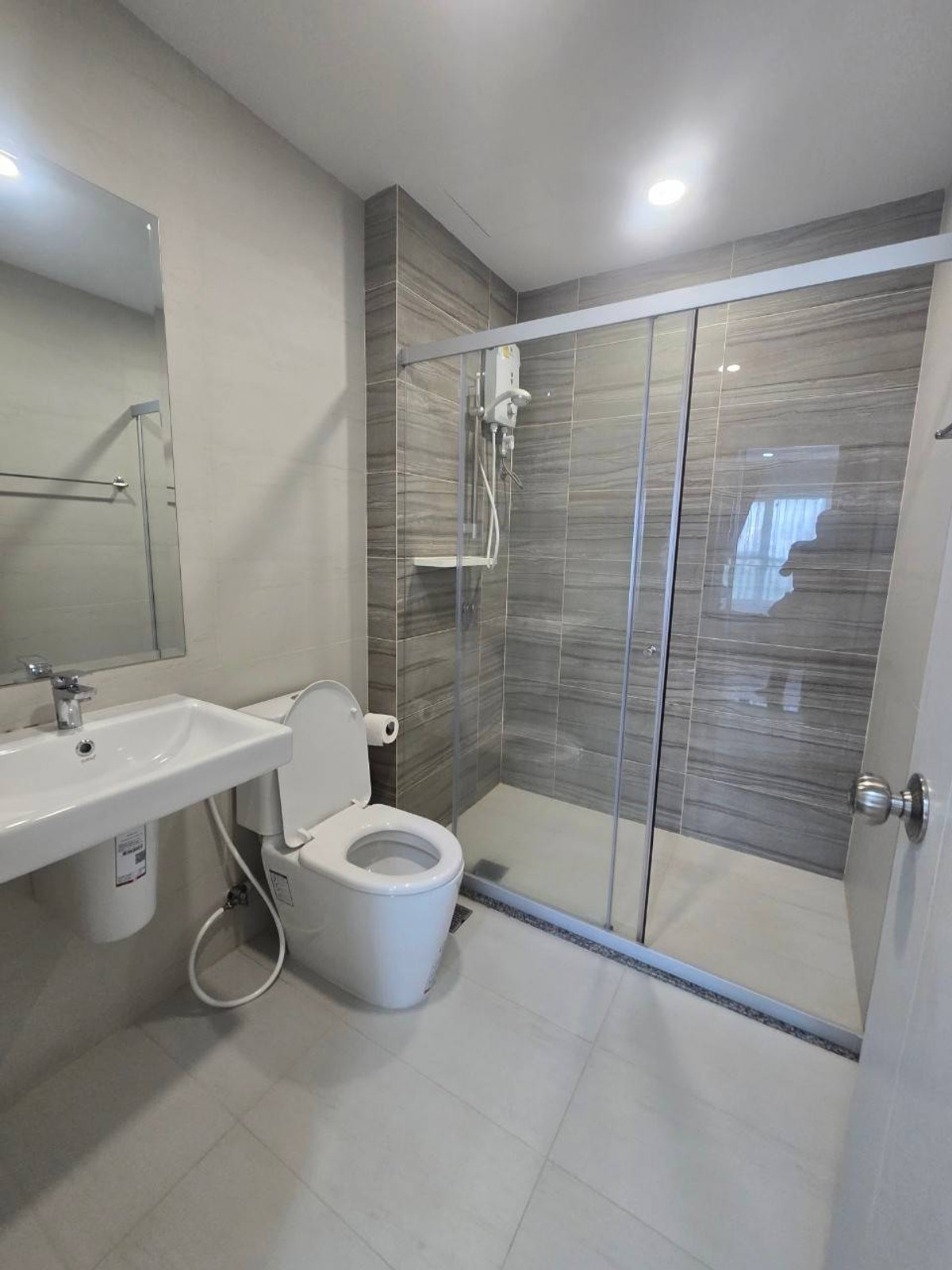 For RentCondoRamkhamhaeng, Hua Mak : New condo next to MRT Rajamangala station, near Ramkhamhaeng University, Hua Mak Stadium, opposite ABAC