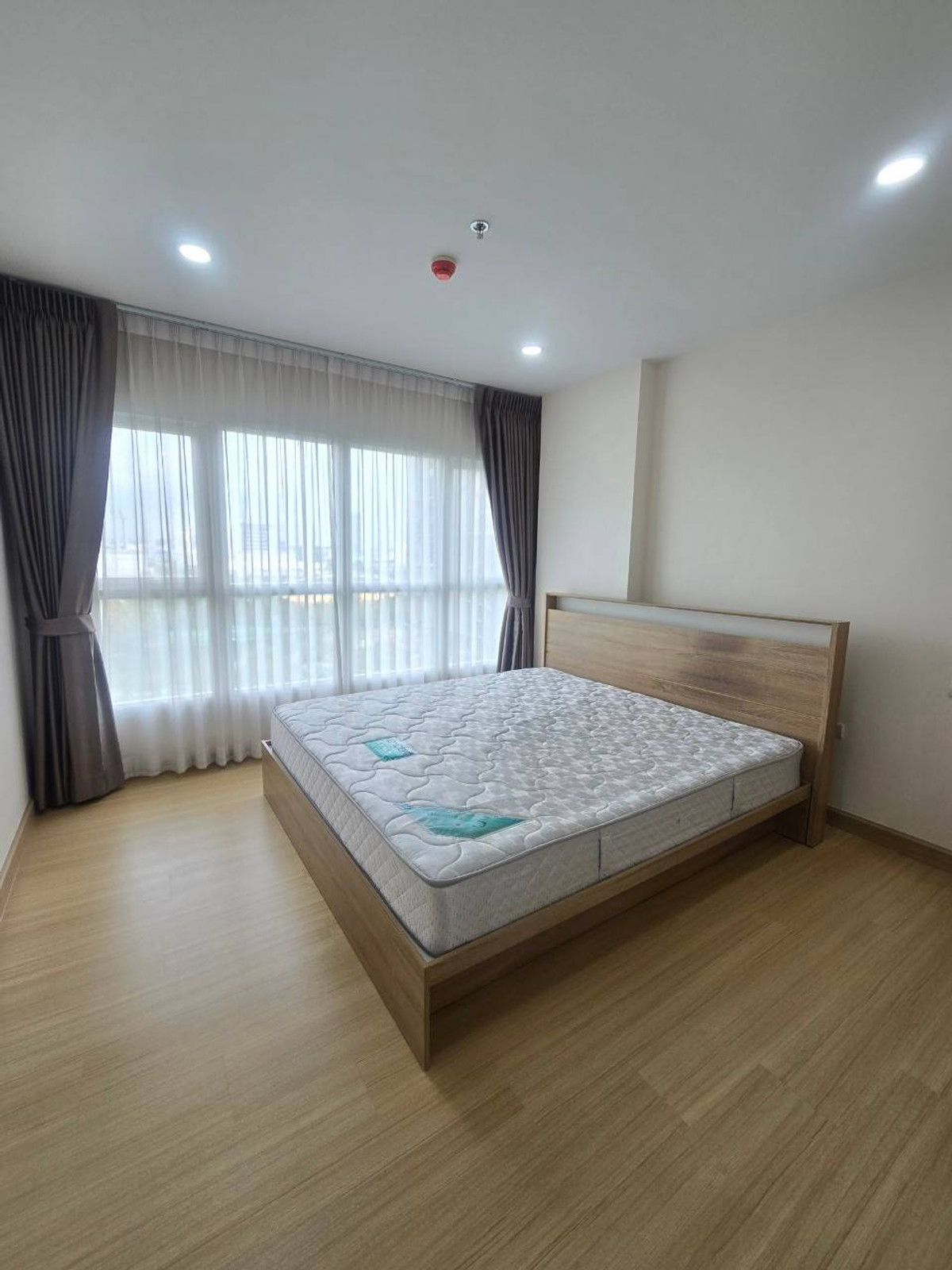 For RentCondoRamkhamhaeng, Hua Mak : New condo next to MRT Rajamangala station, near Ramkhamhaeng University, Hua Mak Stadium, opposite ABAC