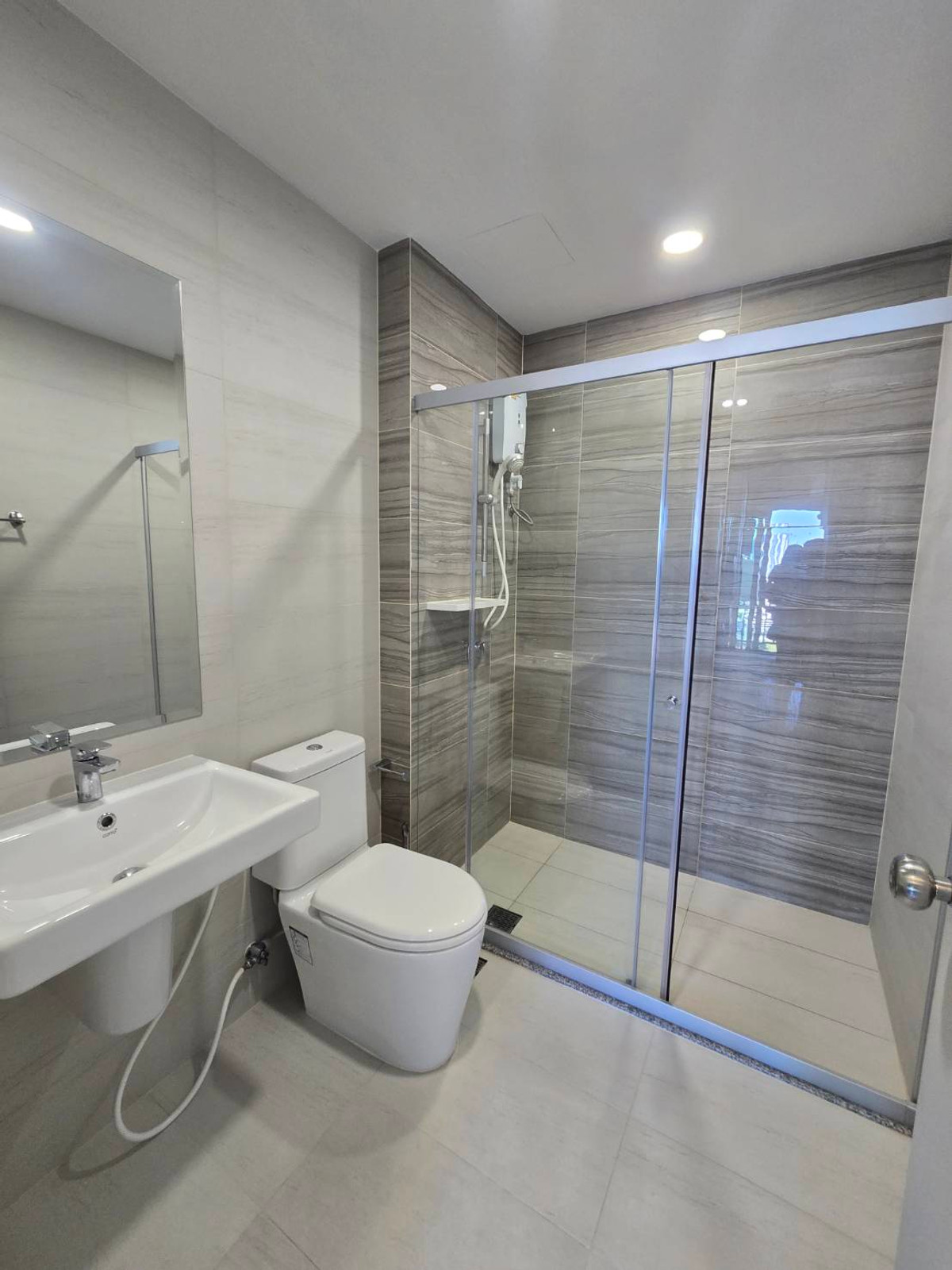 For RentCondoRamkhamhaeng, Hua Mak : Near Ramkhamhaeng University, opposite ABAC.