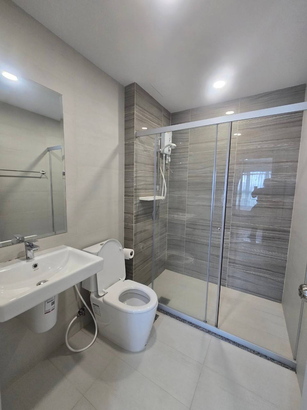 For RentCondoRamkhamhaeng, Hua Mak : New condo next to MRT Rajamangala station, near Ramkhamhaeng University, Hua Mak Stadium, opposite ABAC