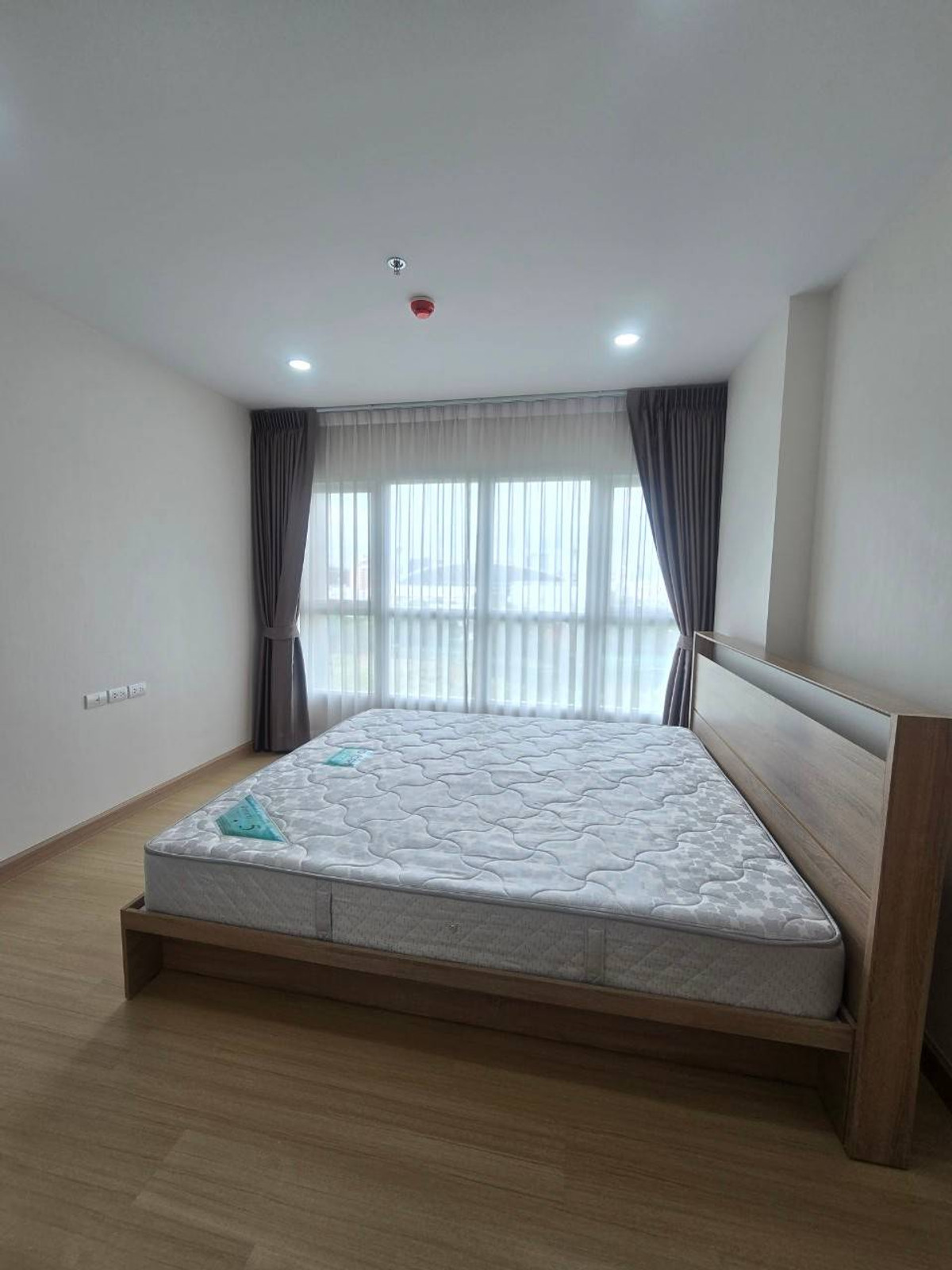 For RentCondoRamkhamhaeng, Hua Mak : New condo next to MRT Rajamangala station, near Ramkhamhaeng University, Hua Mak Stadium, opposite ABAC