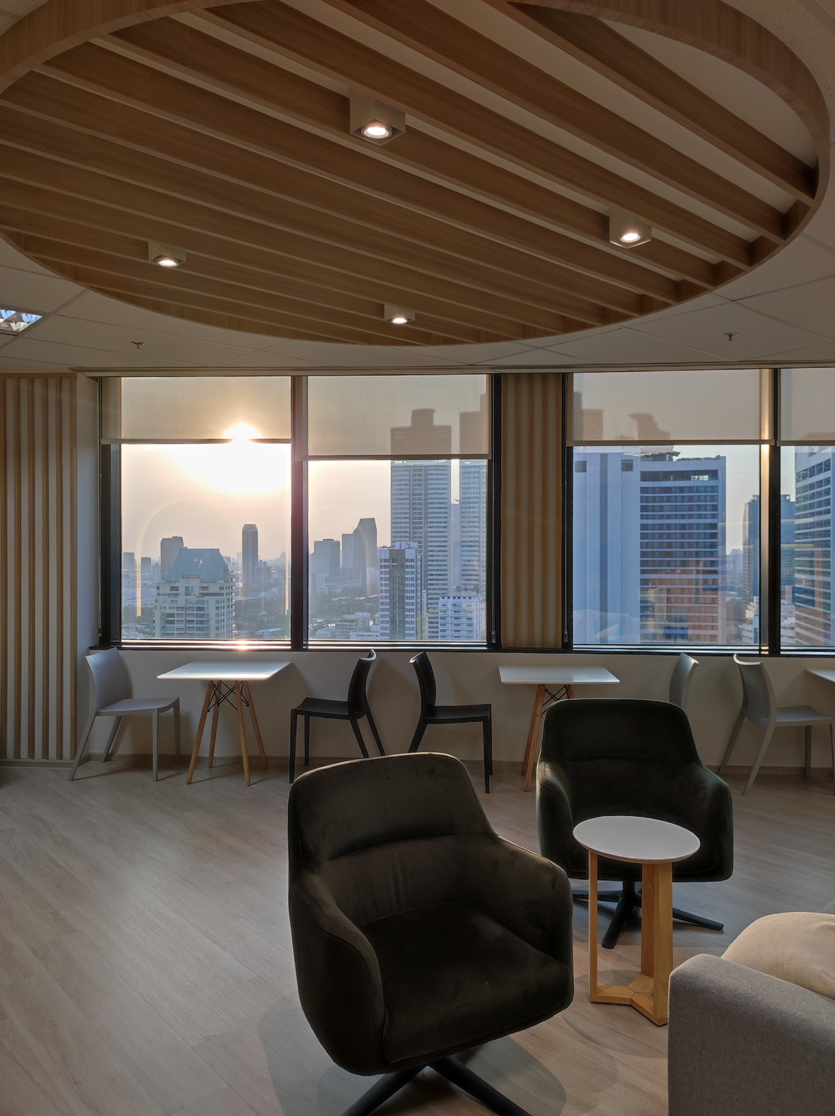 For RentOfficeSukhumvit, Asoke, Thonglor : For Rent Serviced Office Phromphong Emporium Tower Phromphong Office Building Fully-Furnished Starting for 1 - 100 Workstations (Rental Price starting from 10,000 THB/month) closed to BTS Phrom Phong, Sukhumvit, Wattana, Klongtoey, Thonglor, Asoke