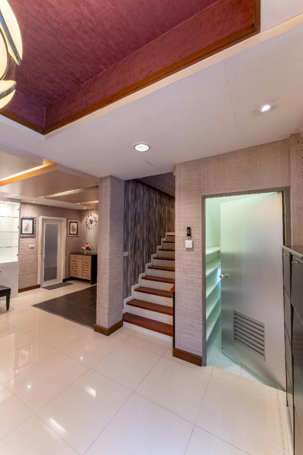 For SaleTownhomePattanakan, Srinakarin : House for sale, Noble Cube Phatthanakan, the only single house, rare item, 4 floors with swimming pool.