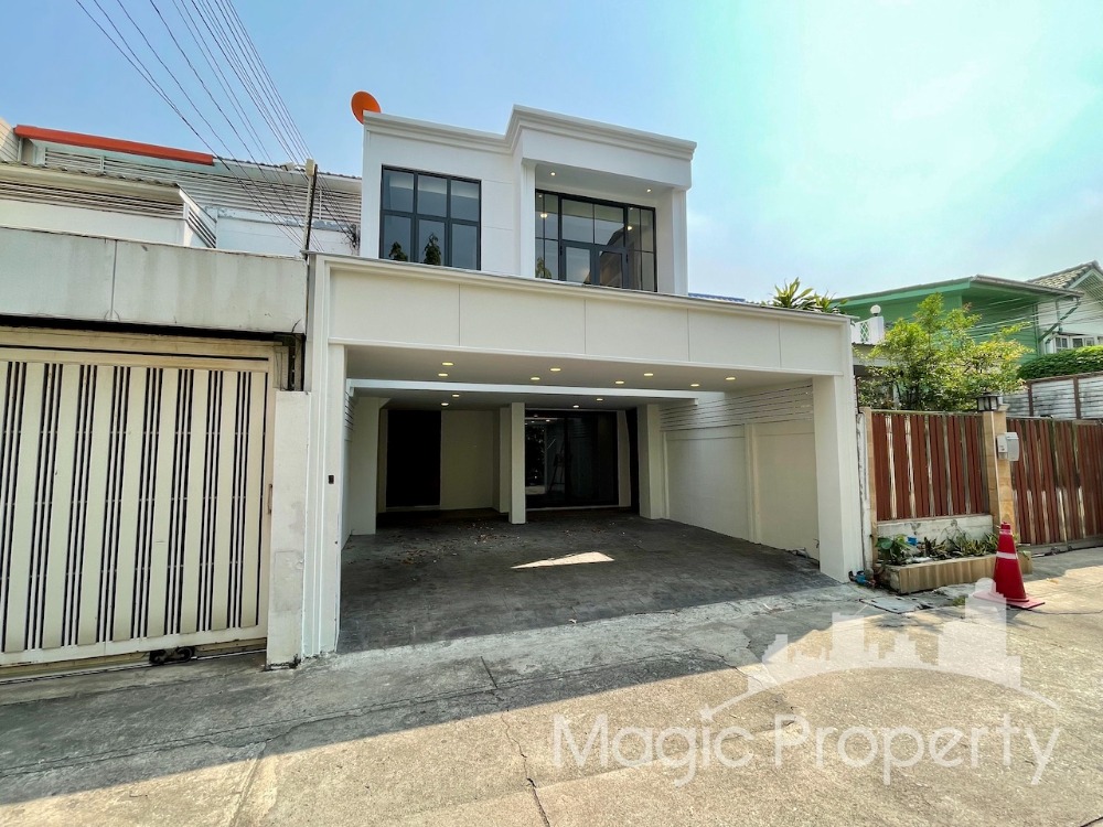 For SaleTownhomeSukhumvit, Asoke, Thonglor : 3 Bedroom Townhouse for Sale in Ekkamai 12, Watthana, Bangkok