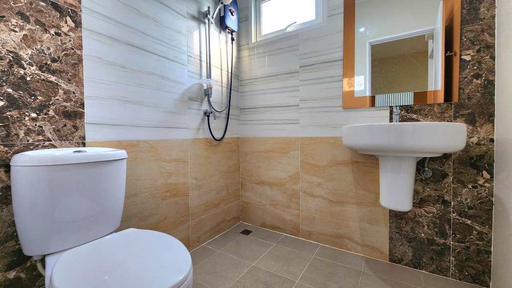 For RentTownhomePattaya, Bangsaen, Chonburi : Townhome for rent, Golden Town, South Pattaya - Sukhumvit, corner unit.