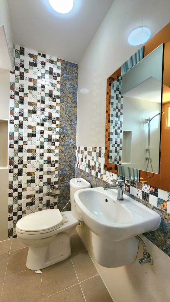 For RentTownhomePattaya, Bangsaen, Chonburi : Townhome for rent, Golden Town, South Pattaya - Sukhumvit, corner unit.