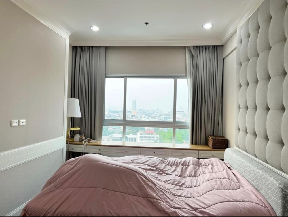 For RentCondoWongwianyai, Charoennakor : Super deal for rent Q House Sathorn closed to bts Krung Thonburi