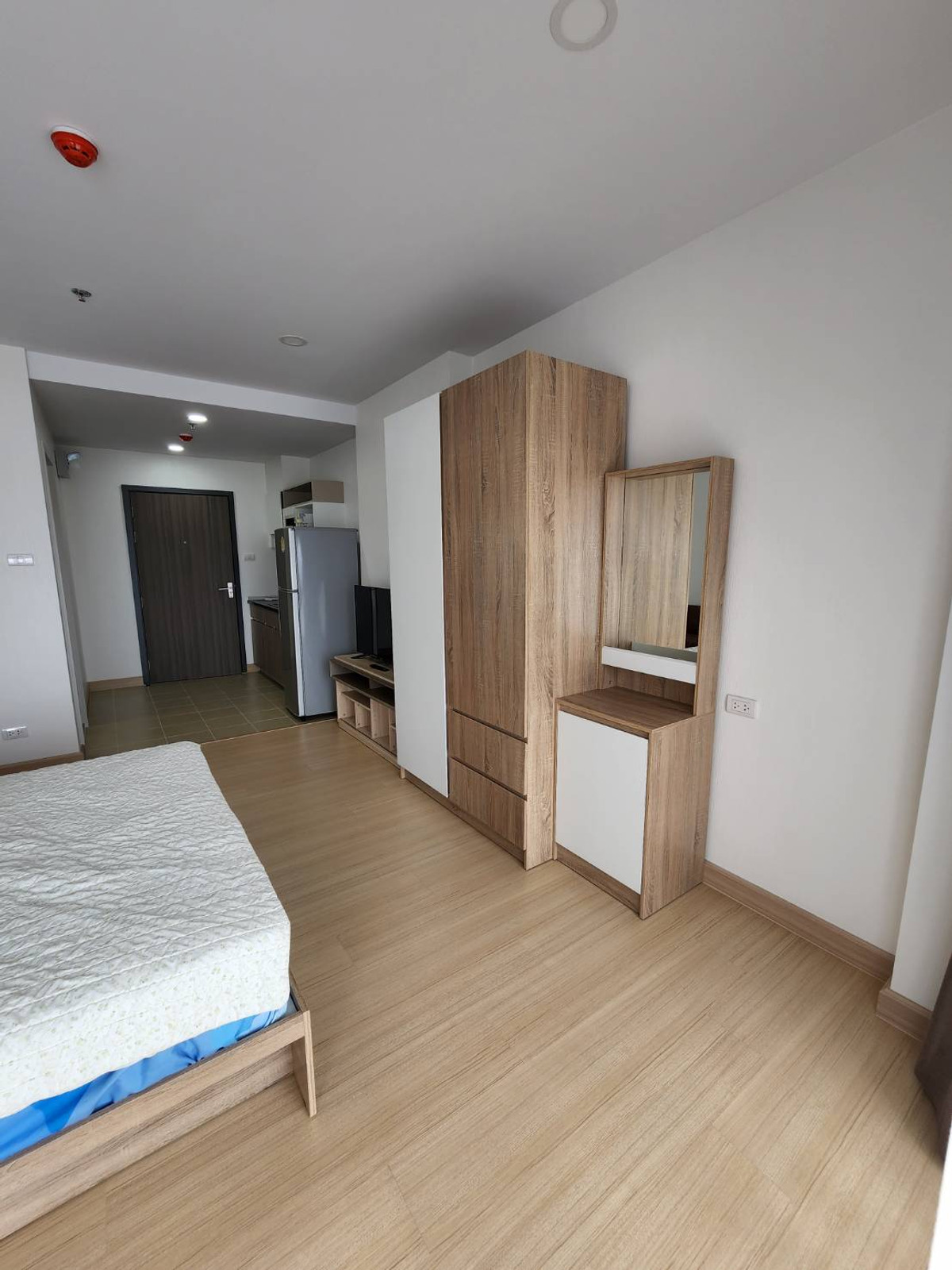 For RentCondoRamkhamhaeng, Hua Mak : It is near the Orange Line MRT station, Rajamangala station and Ramkhamhaeng University. It is convenient for both private and public transportation.