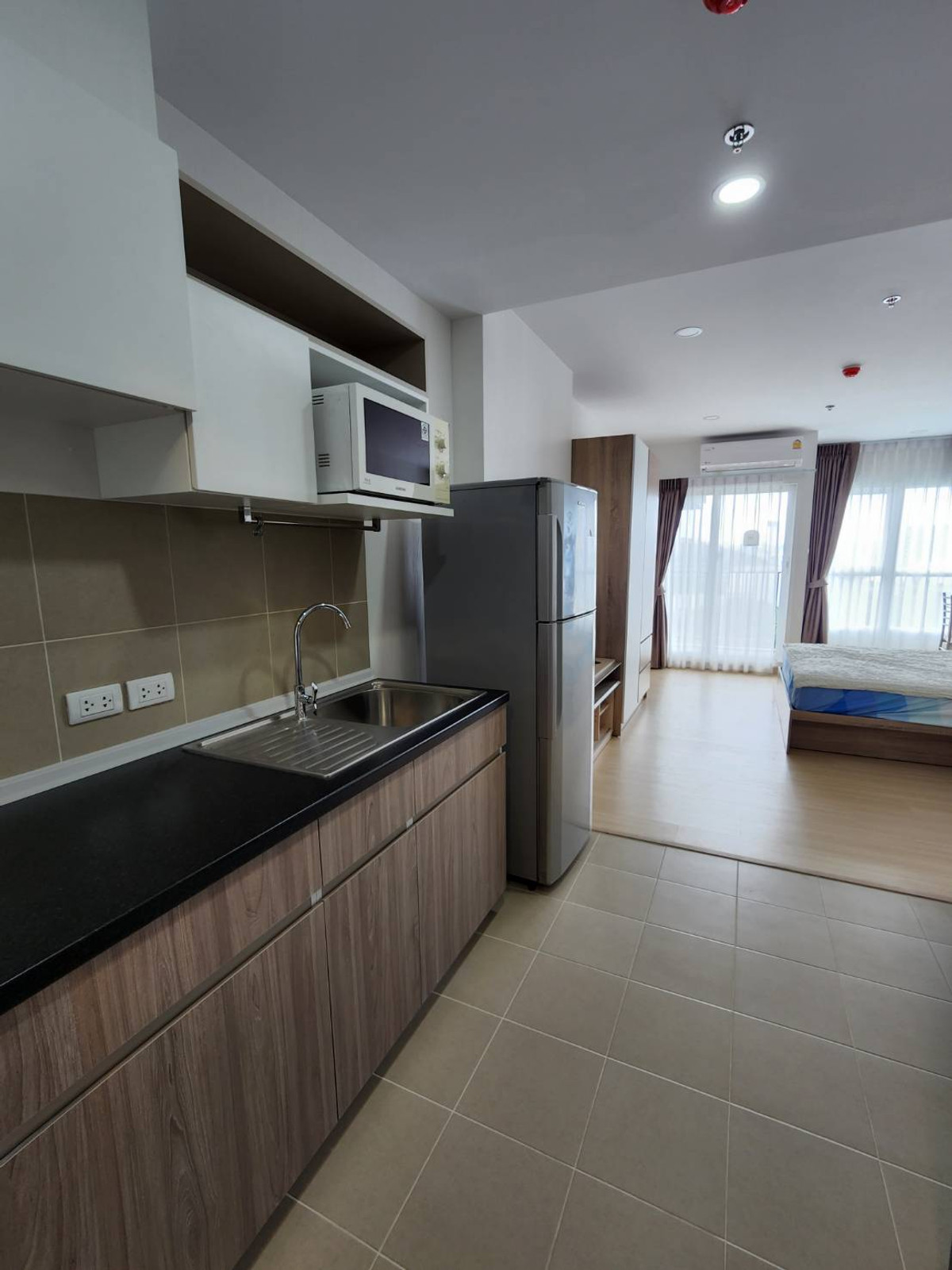For RentCondoRamkhamhaeng, Hua Mak : It is near the Orange Line MRT station, Rajamangala station and Ramkhamhaeng University. It is convenient for both private and public transportation.